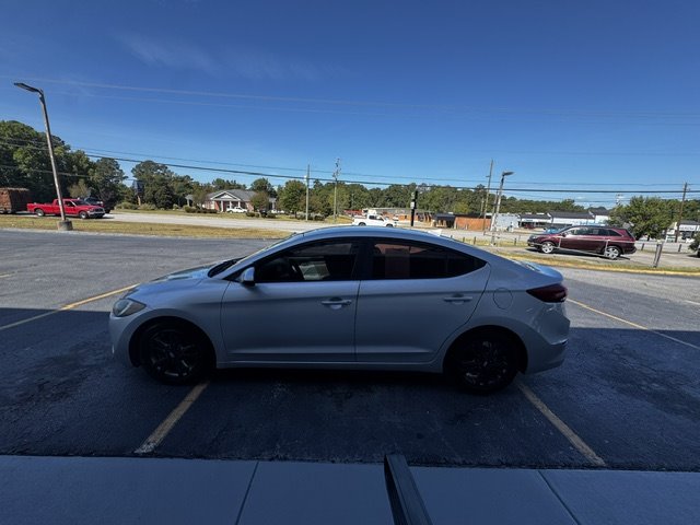 2017 Hyundai Elantra Limited - Photo 2